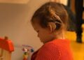 Niña con implante coclear