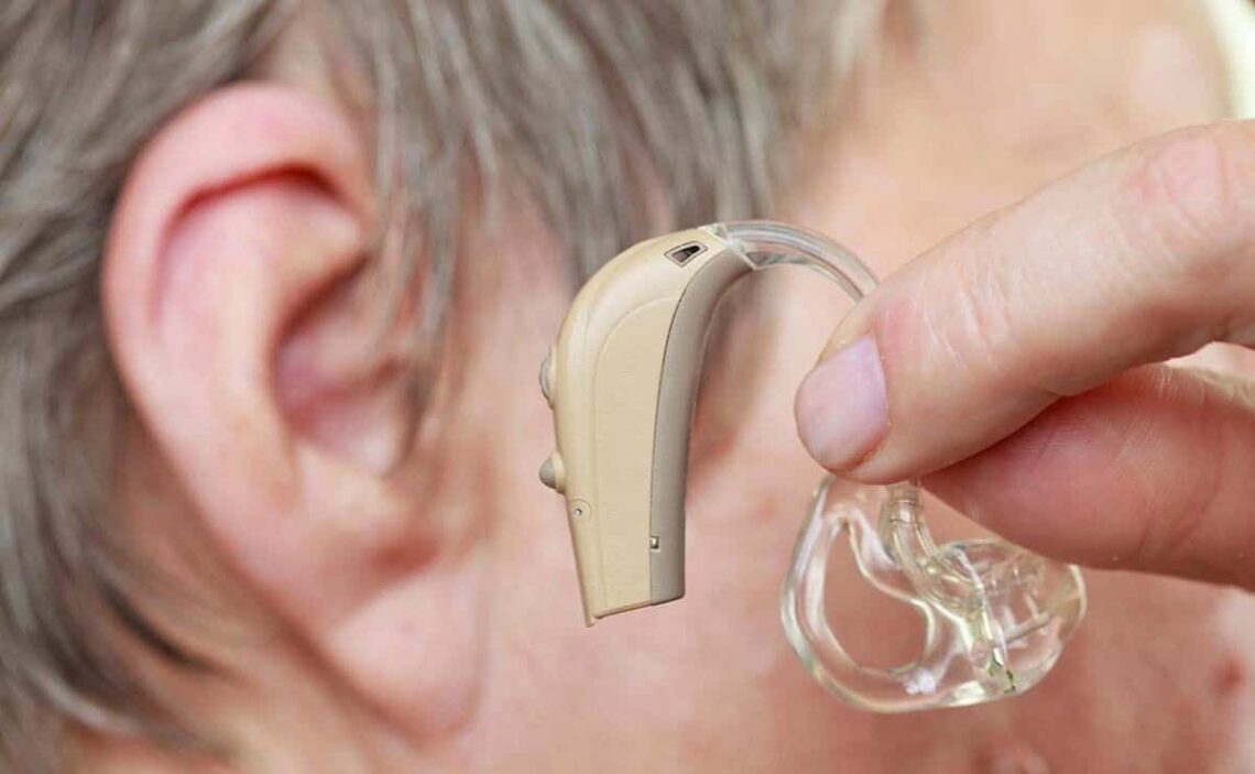 Persona con implante coclear