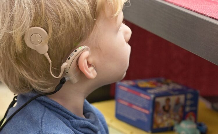 implante coclear niño discapacidad auditiva