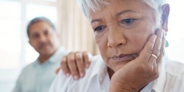 Persona mayor preocupada por los viajes del IMSERSO