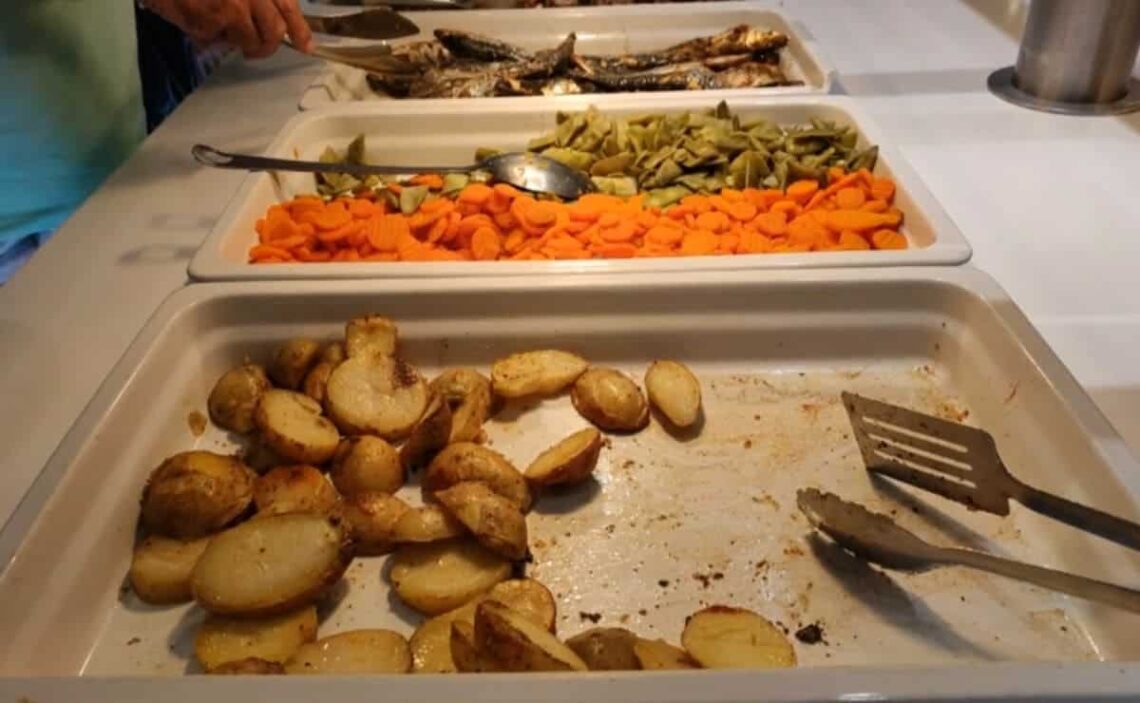 Jubilados se quejan de la comida del IMSERSO en un hotel de Roquetas de Mar, en Almería