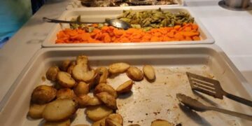 Jubilados se quejan de la comida del IMSERSO en un hotel de Roquetas de Mar, en Almería