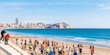 Personas mayores realizan una actividad del Programa de Turismo del IMSERSO