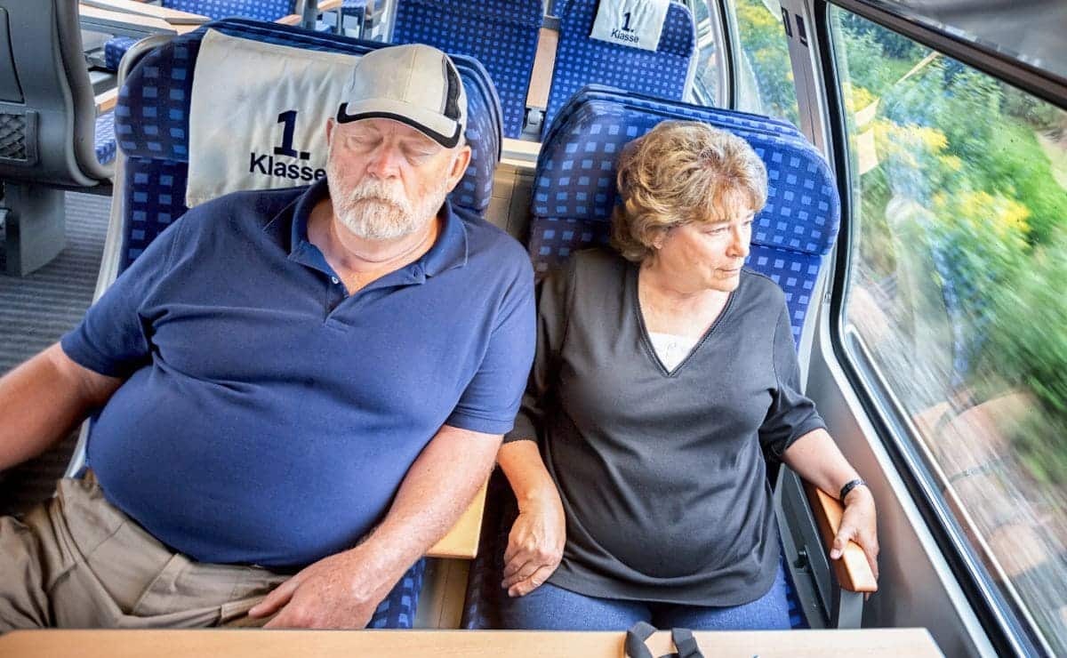 Pareja de personas mayores durante un viaje del IMSERSO turismo