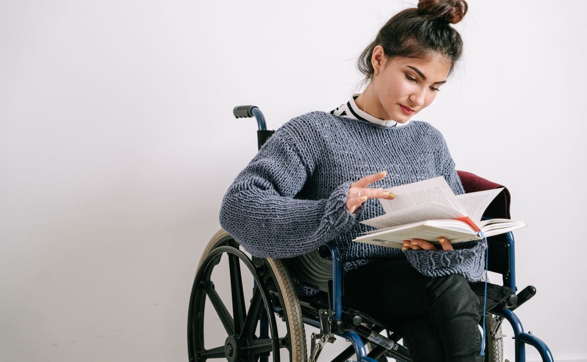 Mujer con una discapacidad leyendo