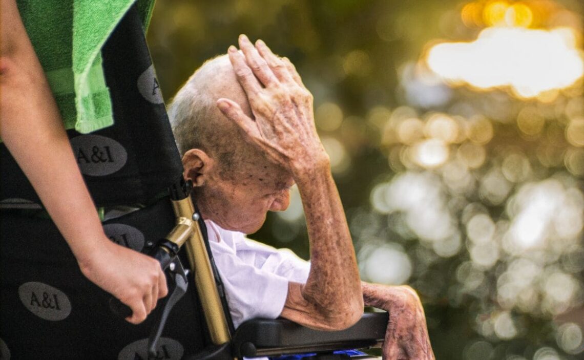 Persona con discapacidad con las manos en la cabeza