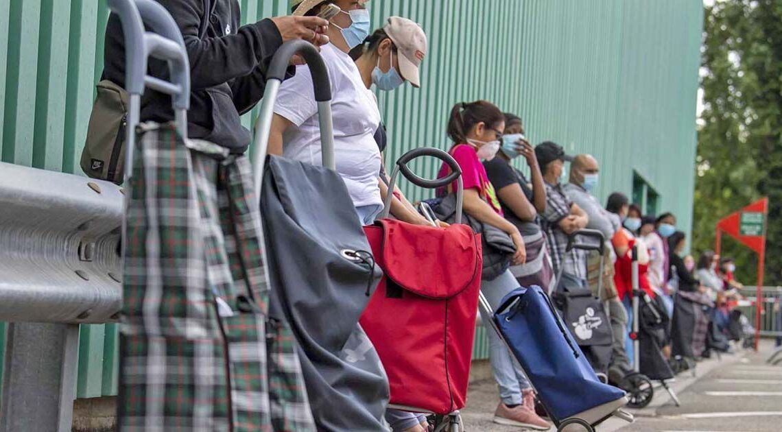 Cola de gente esperando para cobrar el ingreso mínimo vital