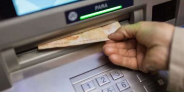 Persona retirando el dinero del Ingreso Mínimo Vital