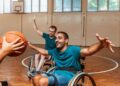 Personas con discapacidad en silla de ruedas juegan al baloncesto