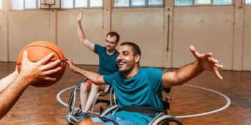 Personas con discapacidad en silla de ruedas juegan al baloncesto
