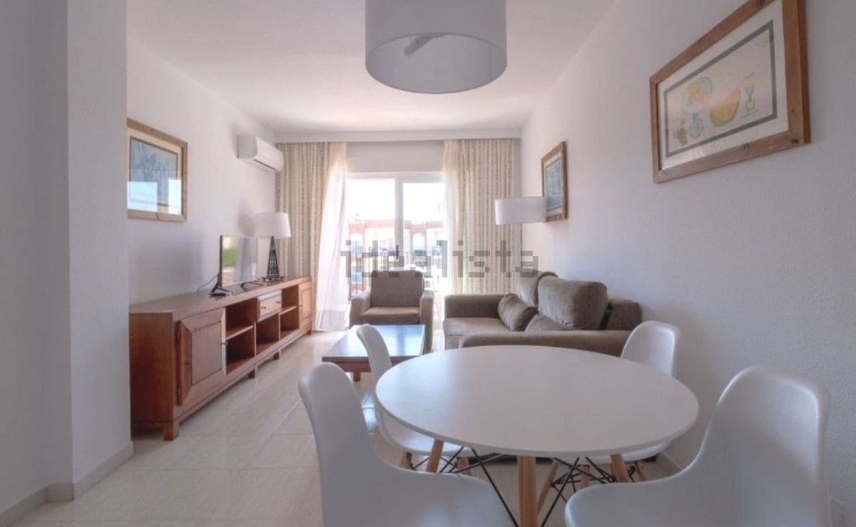 Salón del piso más barato a la venta en La Barrosa (Chiclana), según Idealista