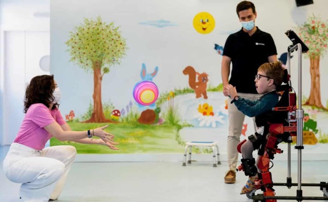 Isabel Díaz Ayuso conoce de primera mano el uso de los exoesqueletos