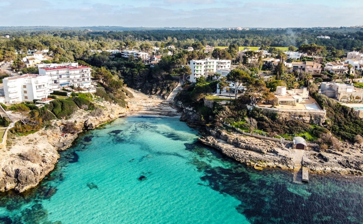 Playa de agua cristalina situada en Malta