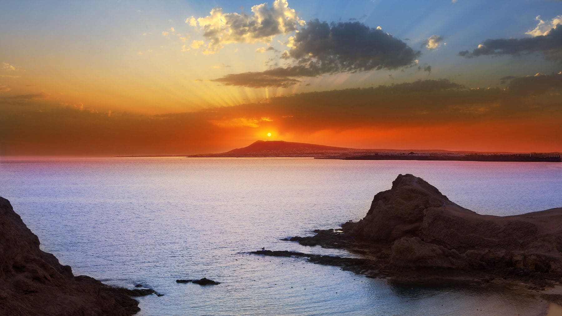 Atardecer en una playa de Lanzarote, destino que ofrece Carrefour Viajes