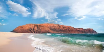 Playa de Lanzarote, destino que ofrece Carrefour Viajes