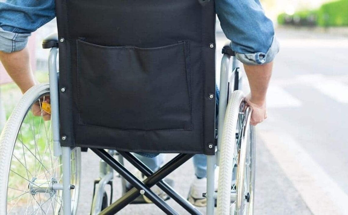 itinerario peatonal accesible silla de ruedas