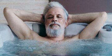 Una persona mayor disfruta de su estancia en el balneario de Archena Viajes El Corte Inglés