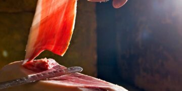 El jamón ibérico es uno de los alimentos preferidos por todos los españoles, pero hay que conocerlo a la perfección para saber cuál es mejor