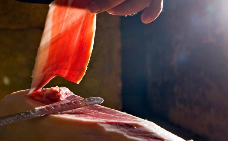 El jamón ibérico es uno de los alimentos preferidos por todos los españoles, pero hay que conocerlo a la perfección para saber cuál es mejor
