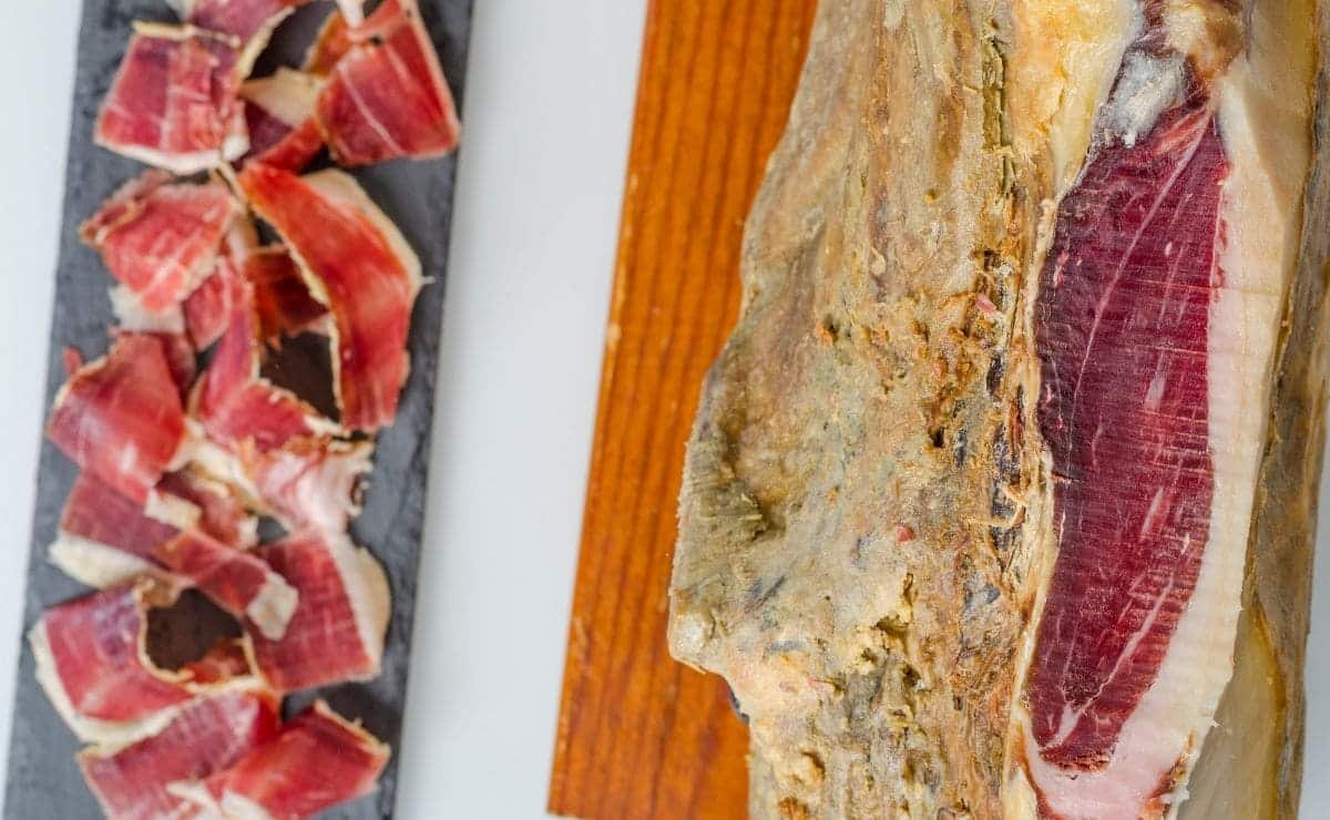 Jamón ibérico en lonchas y entero