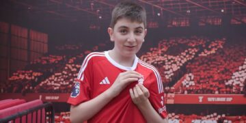 Jesús, el niño con autismo que disfrutó al conocer a la plantilla del Nottigham Forest