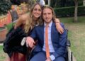 José Antonio García sentado en silla de ruedas junto a su pareja