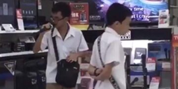 Joven ciego cantando una canción de Sam Smith