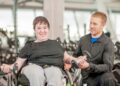Joven con discapacidad entrena en el gimnasio