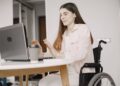 joven con discapacidad silla de ruedas trabajando
