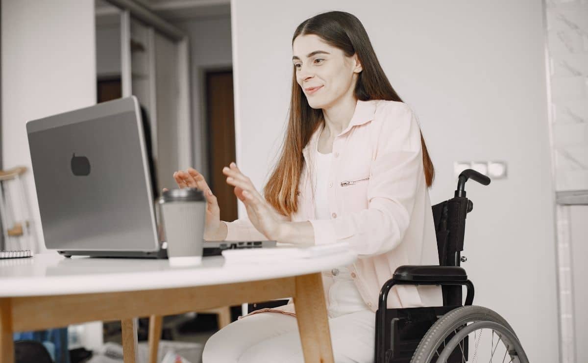 joven con discapacidad silla de ruedas trabajando