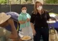 Carlos, junto a su madre repartiendo comida a personas sin techo