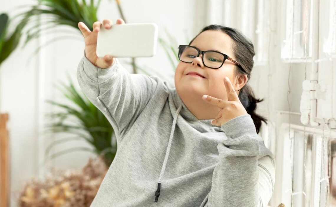 Joven con síndrome de Down se realiza un selfie