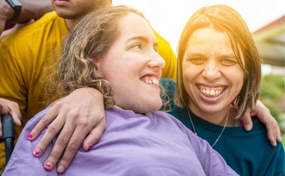 Jóvenes con discapacidad que se pueden beneficiar de la atención especializada y gratuita de personas con discapacidad que ofrece la Comunidad de Madrid
