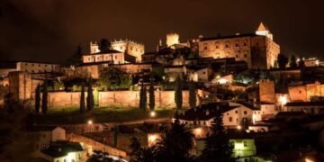 Cáceres de noche, capital de la Alta Extremadura