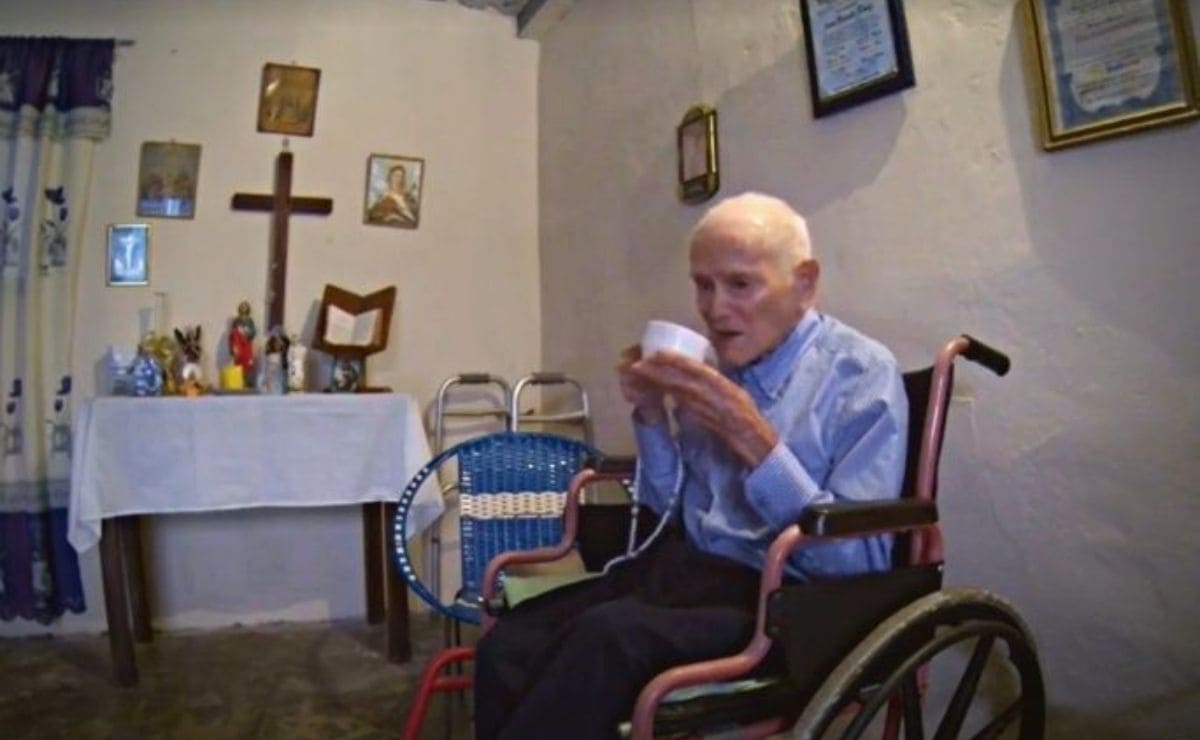 El hombre más viejo del mundo según Libro Guinness bebiendo café