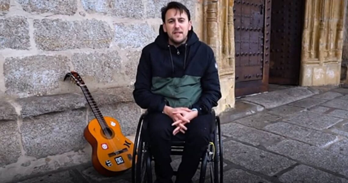 Juan Diego en su silla de ruedas.