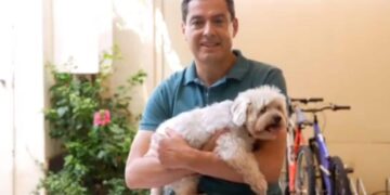 Juanma Moreno adoptó un perro que se quedó ciego por exceso de azúcar