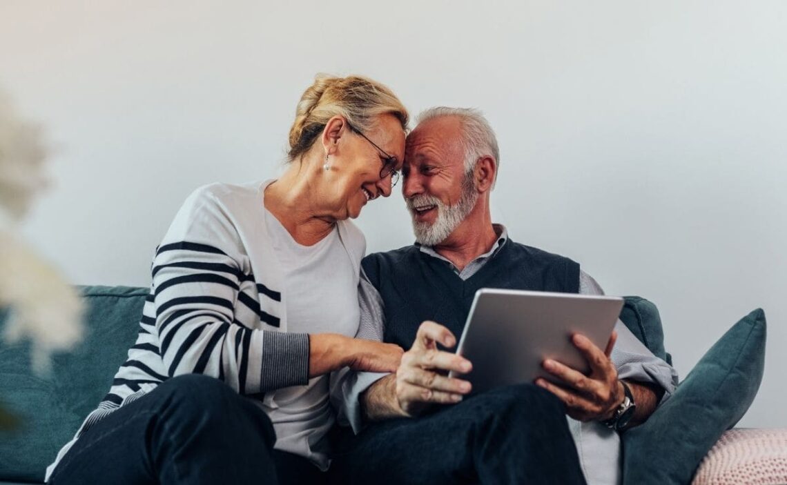 Persona realizando el trámite de la jubilación anticipada