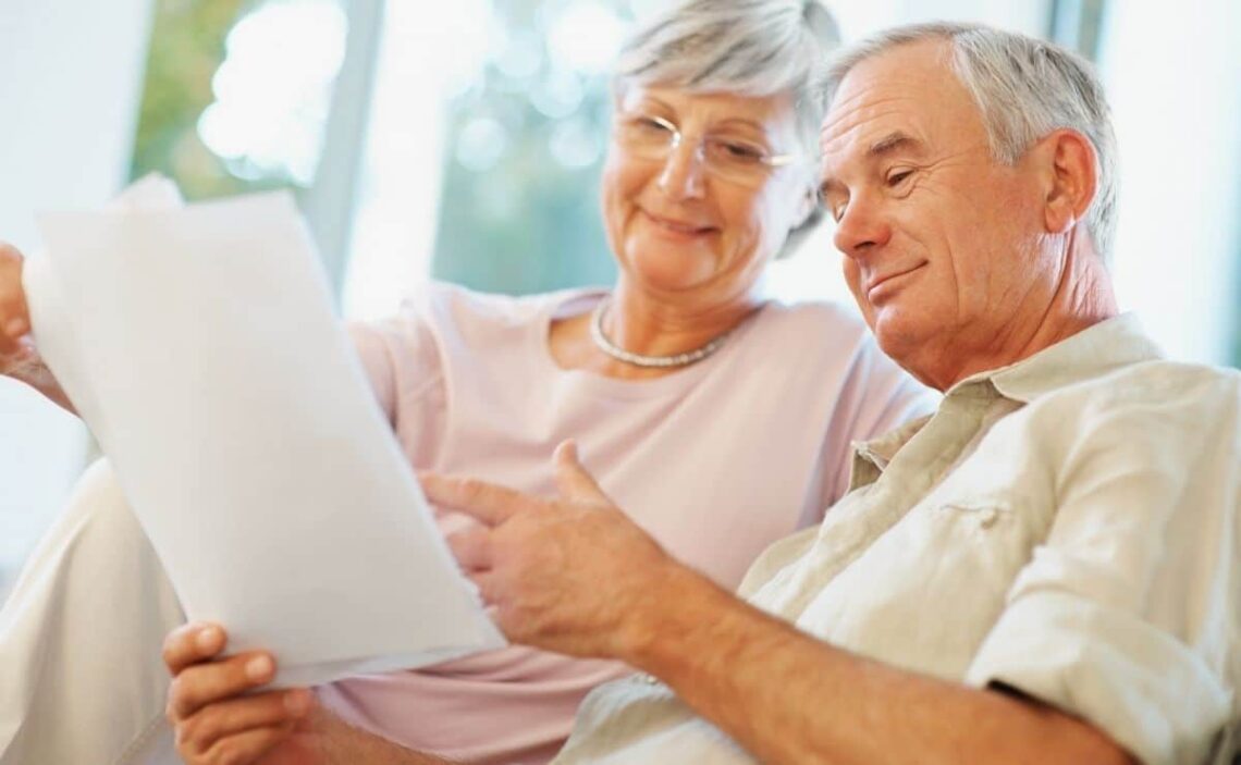Una pareja consulta las condiciones de la jubilación