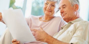 Una pareja consulta las condiciones de la jubilación