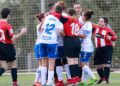 Jugadores del Athletic Club y Tenerife se dan un abrazo en un partido de la Liga Genuine discapacidad