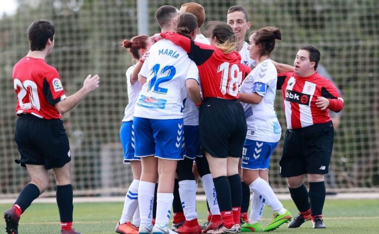 Jugadores del Athletic Club y Tenerife se dan un abrazo en un partido de la Liga Genuine discapacidad