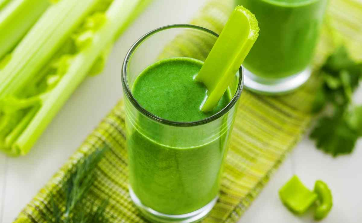 Jugo apio saludable para bajar los triglicéridos