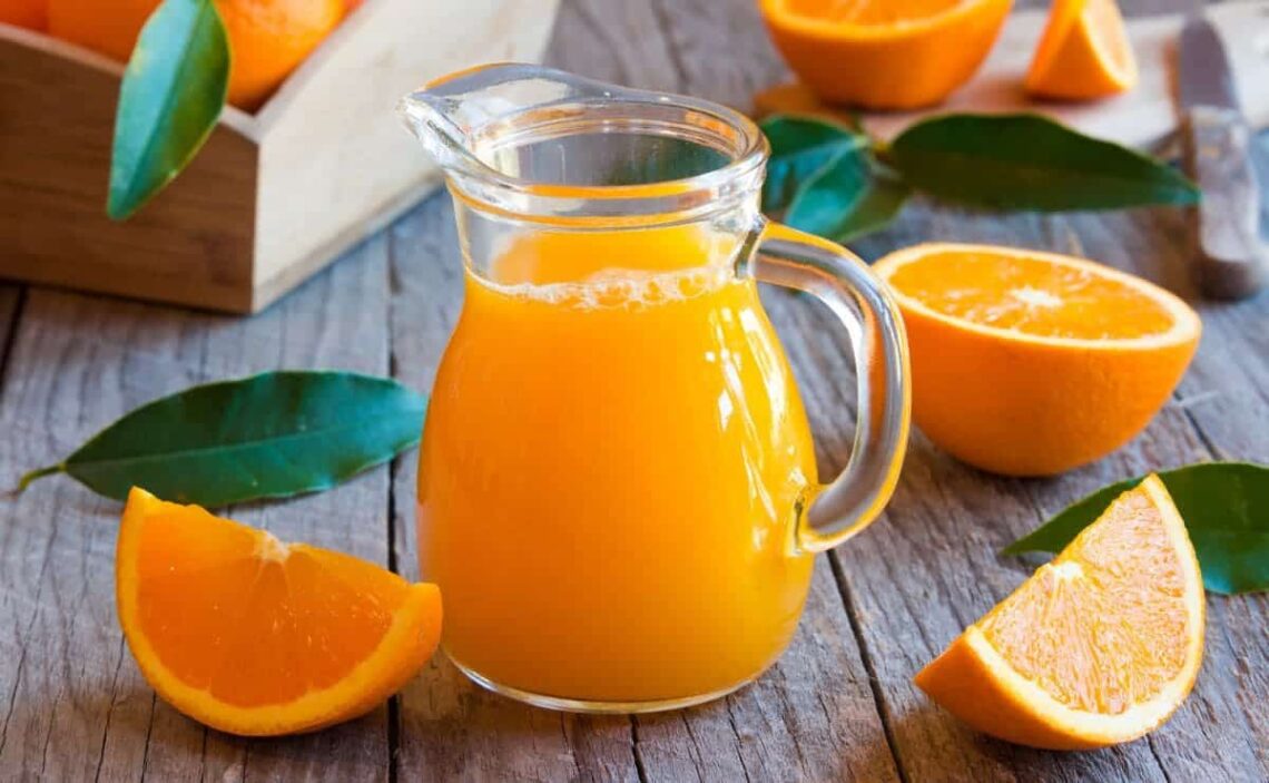 Tomar jugo de naranja por la noche