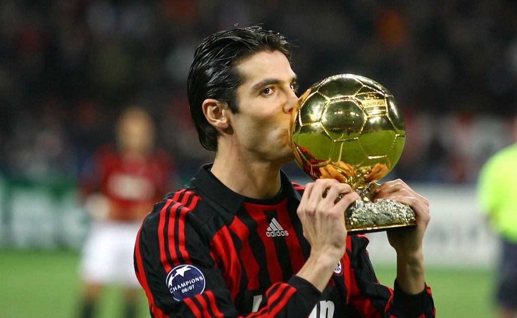 Kaká junto al Balón de Oro de 2007