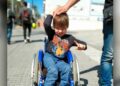 Niño en silla de ruedas