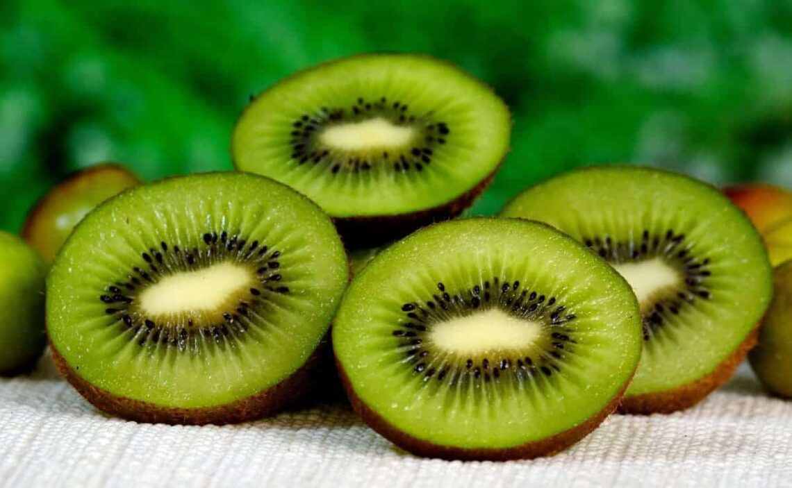 Los expertos aseguran que el kiwi es una fruta, rica en vitamina C, que tiene efectos positivos en el tratamiento del estreñimiento