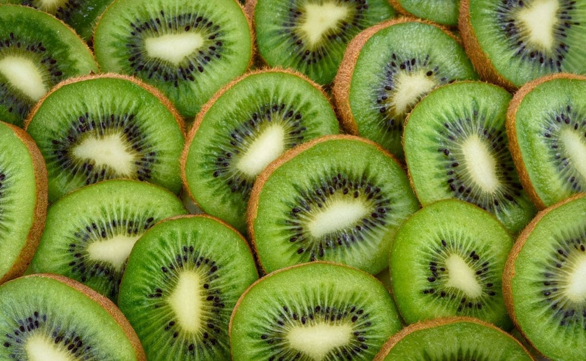kiwi fruta beneficios organismo cáscara piel nutrientes vitaminas proteínas