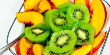 kiwi y melocoton frutas baja azucar