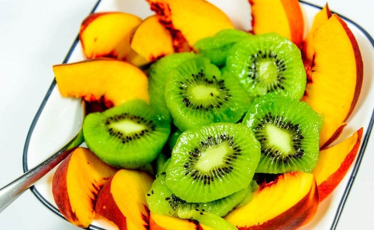 kiwi y melocoton frutas baja azucar